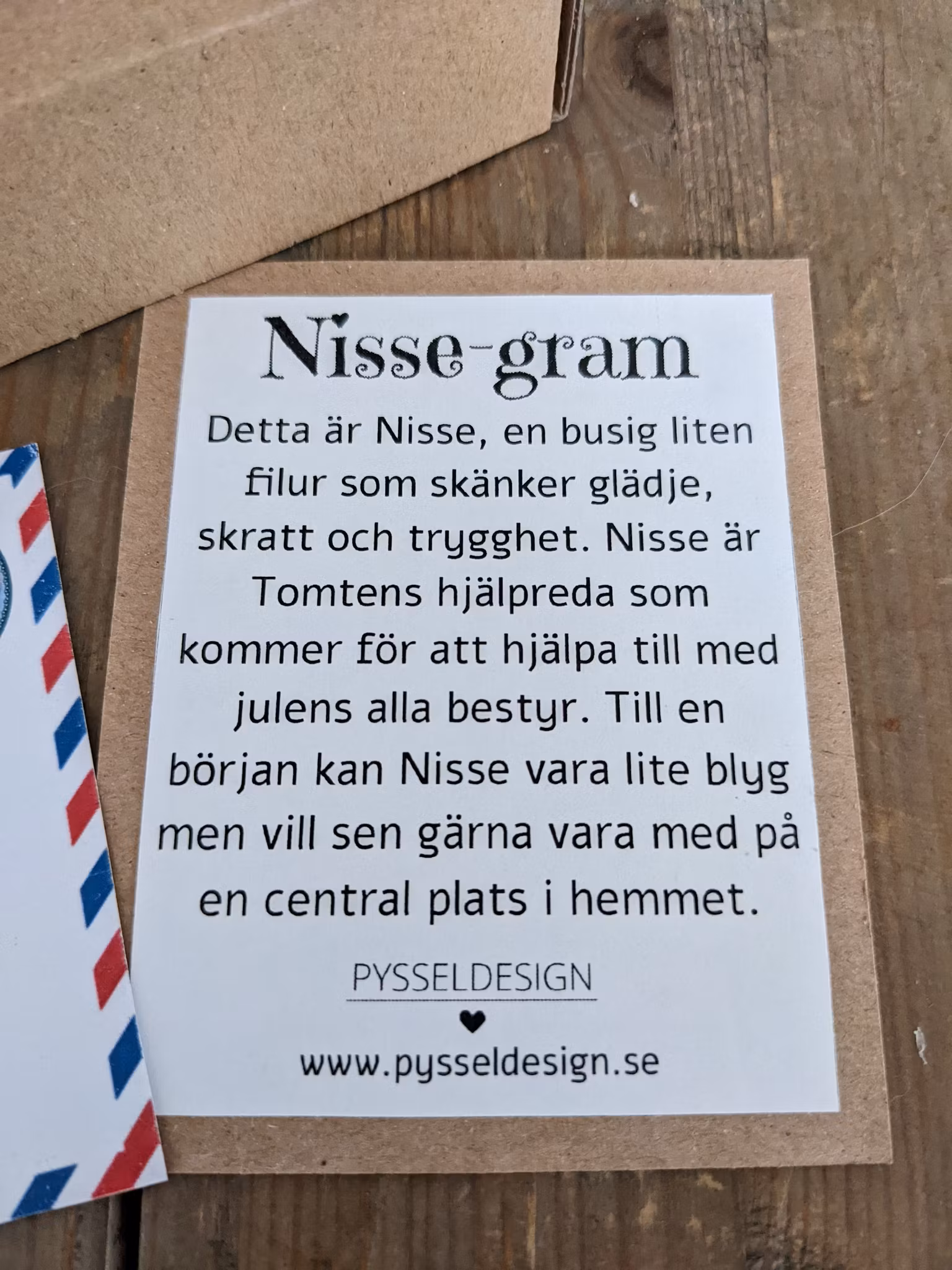 Nissegram- skicka en liten Nisse (med gran och paket) med speciell box och text till någon du vill överraska