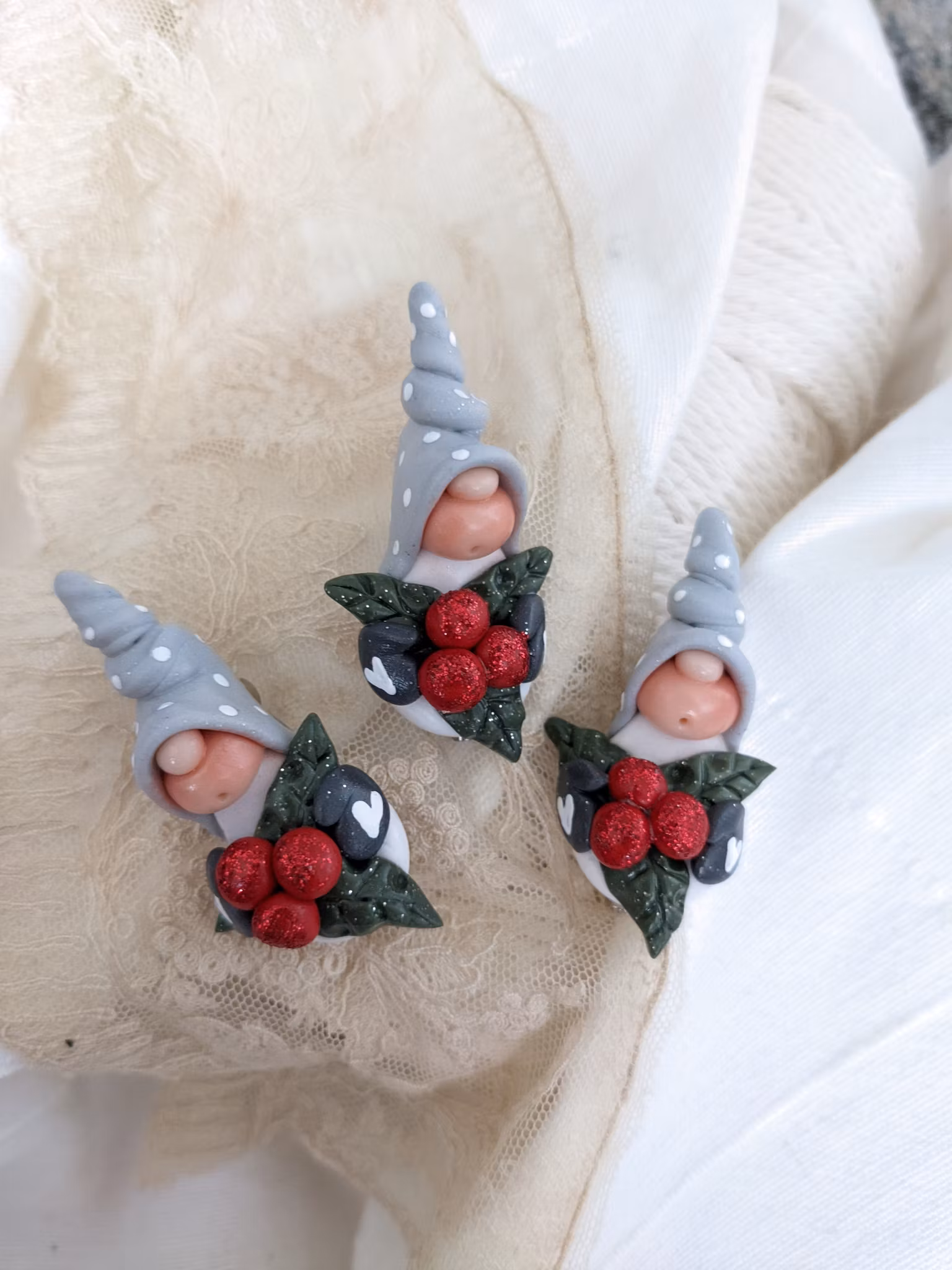 Brosch- Ljusgrå nisse med röda bär