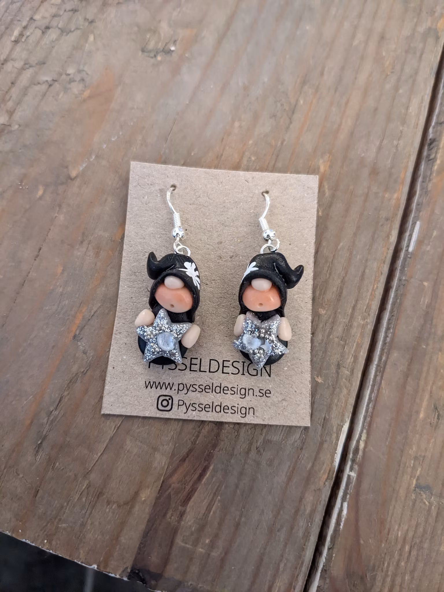 Örhängen- Svarta rocknissar med glittriga stjärnor