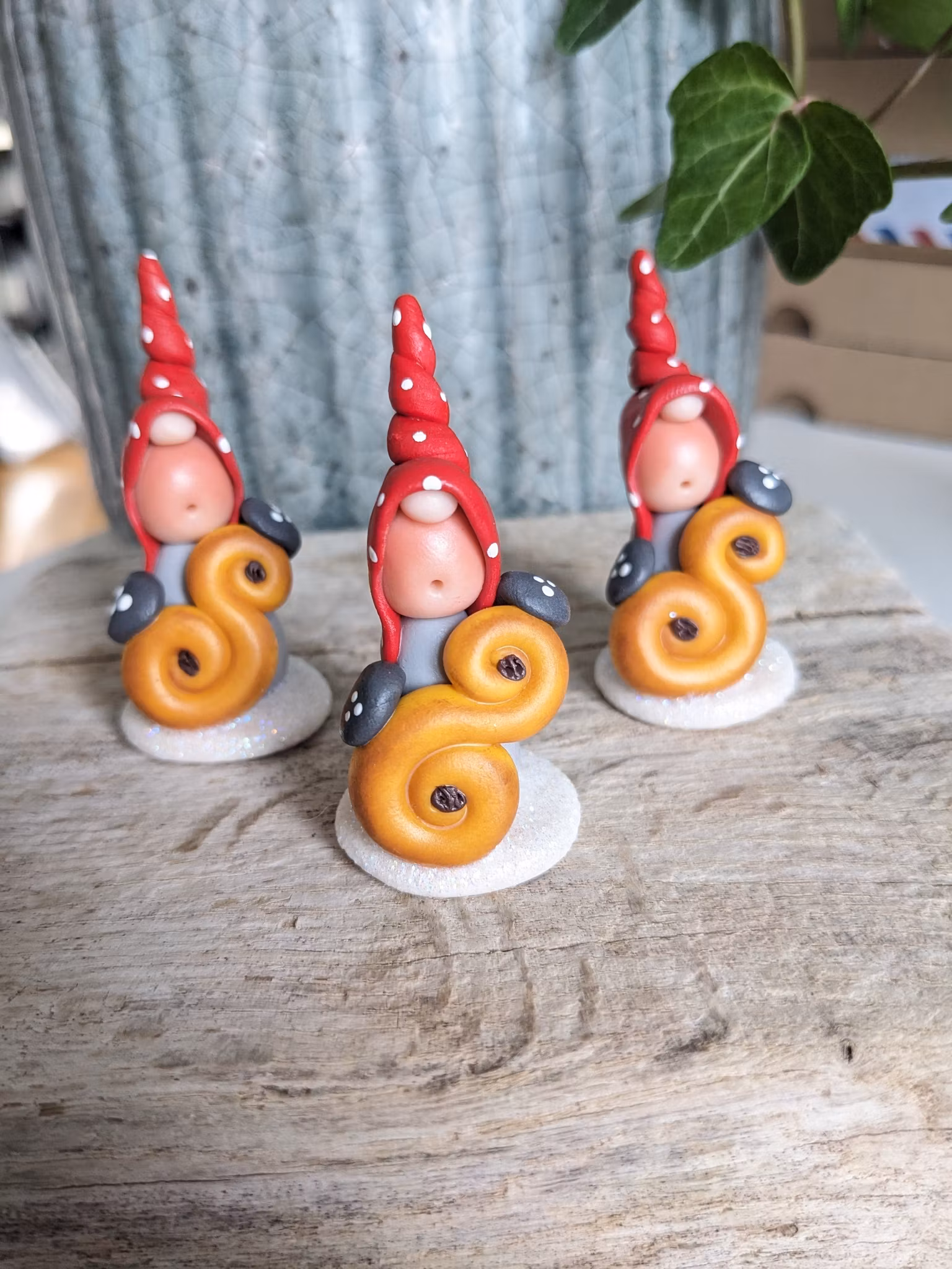 Fristående nisse med röd luva och lussebulle
