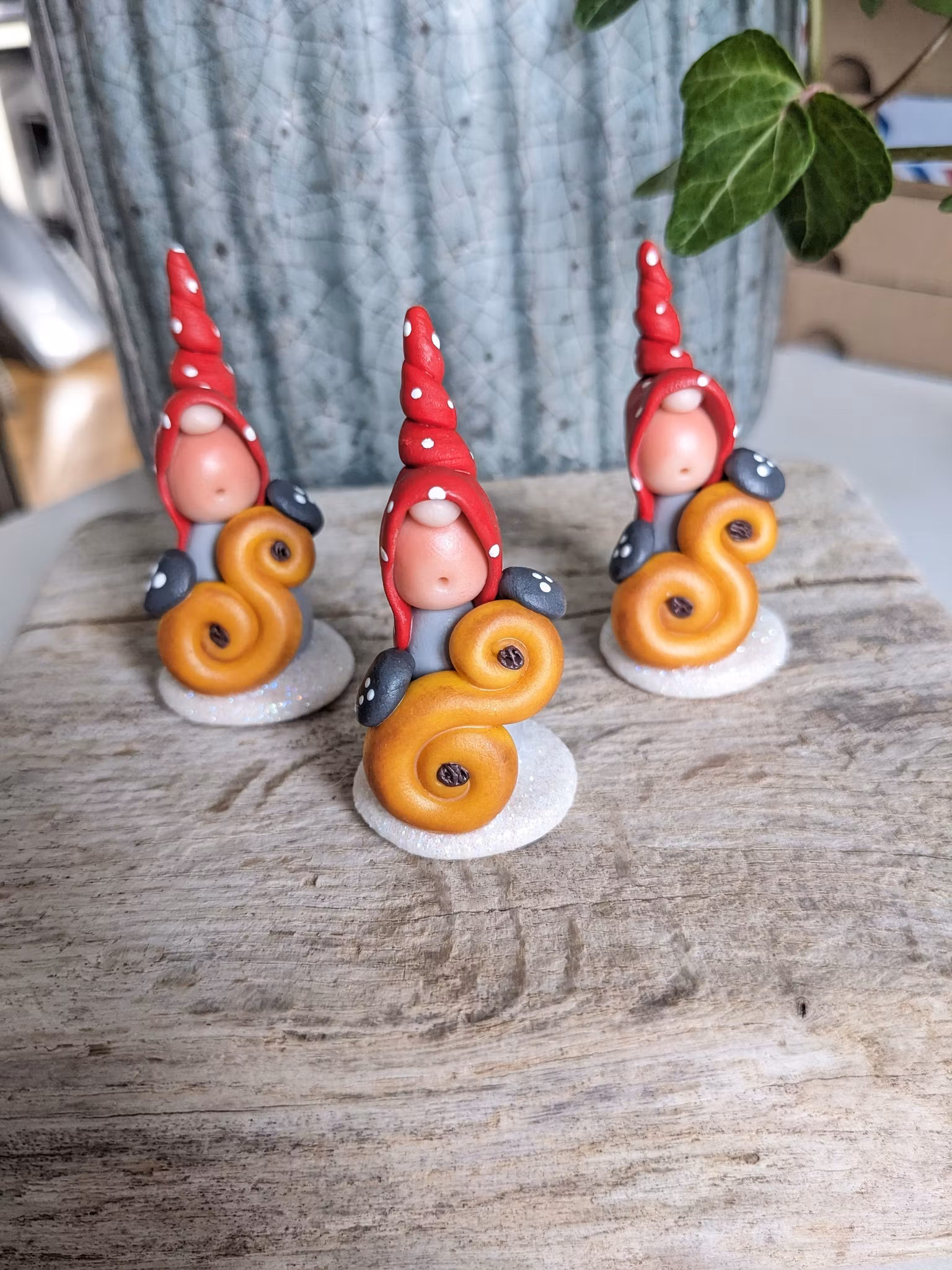 Fristående nisse med röd luva och lussebulle