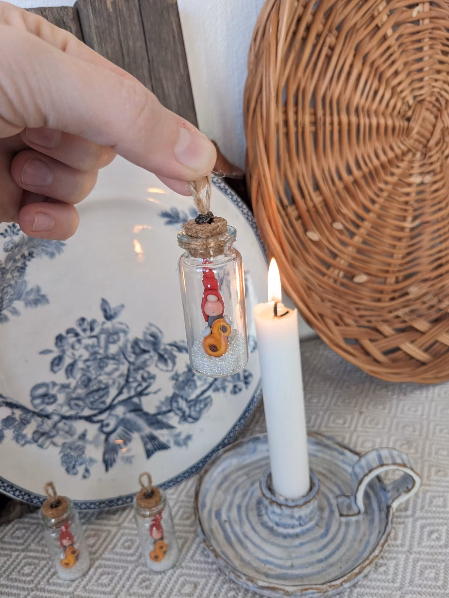 Glasflaska med mini-nisse
