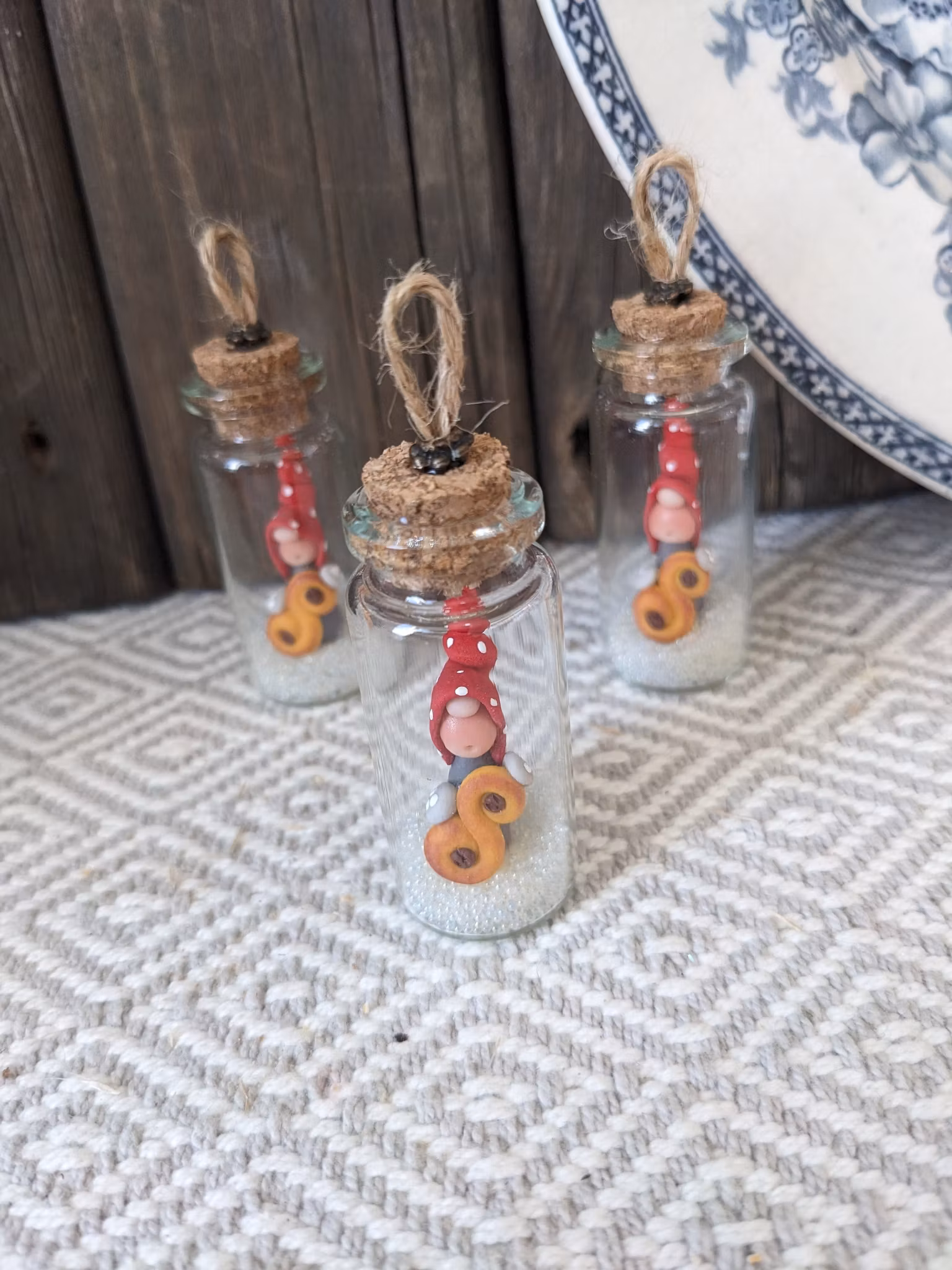 Glasflaska med mini-nisse