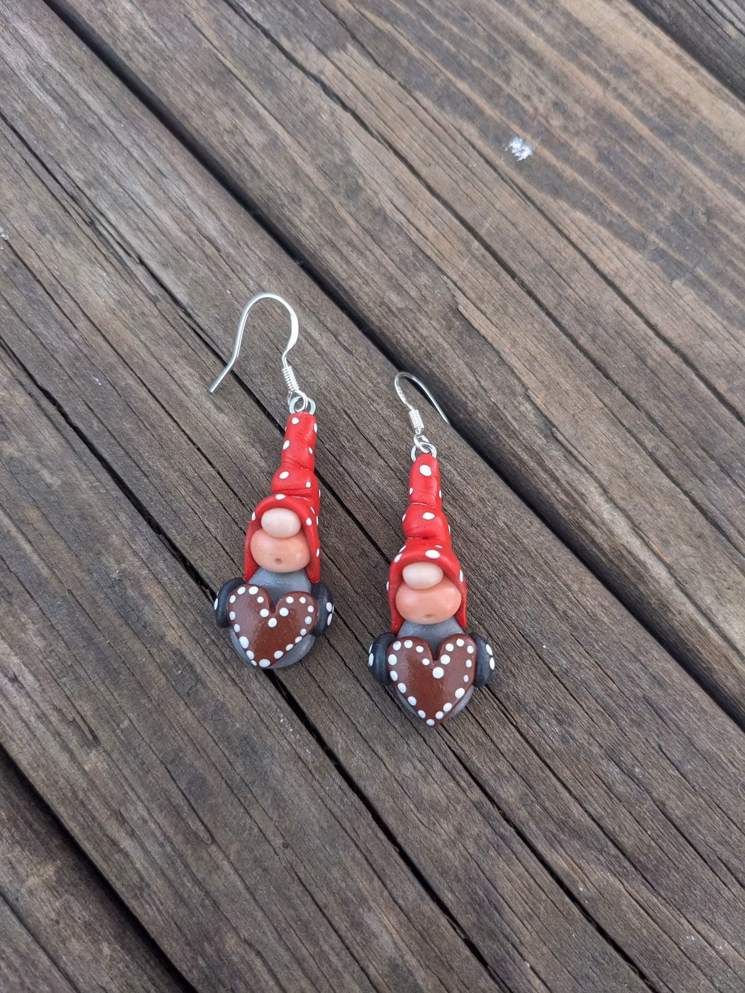 Örhängen- Grå nissar med röda luvor och pepparkakor