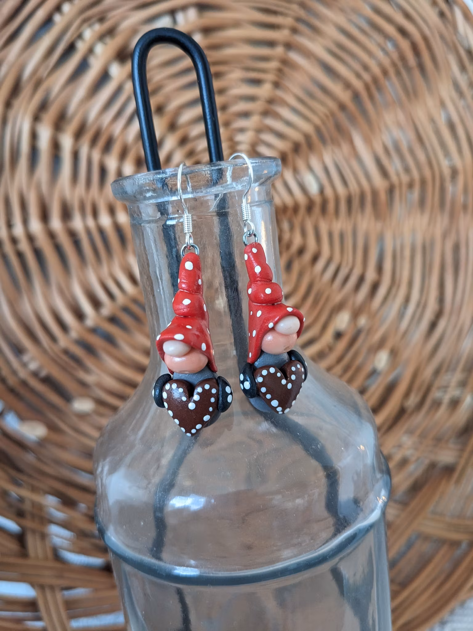 Örhängen- Grå nissar med röda luvor och pepparkakor