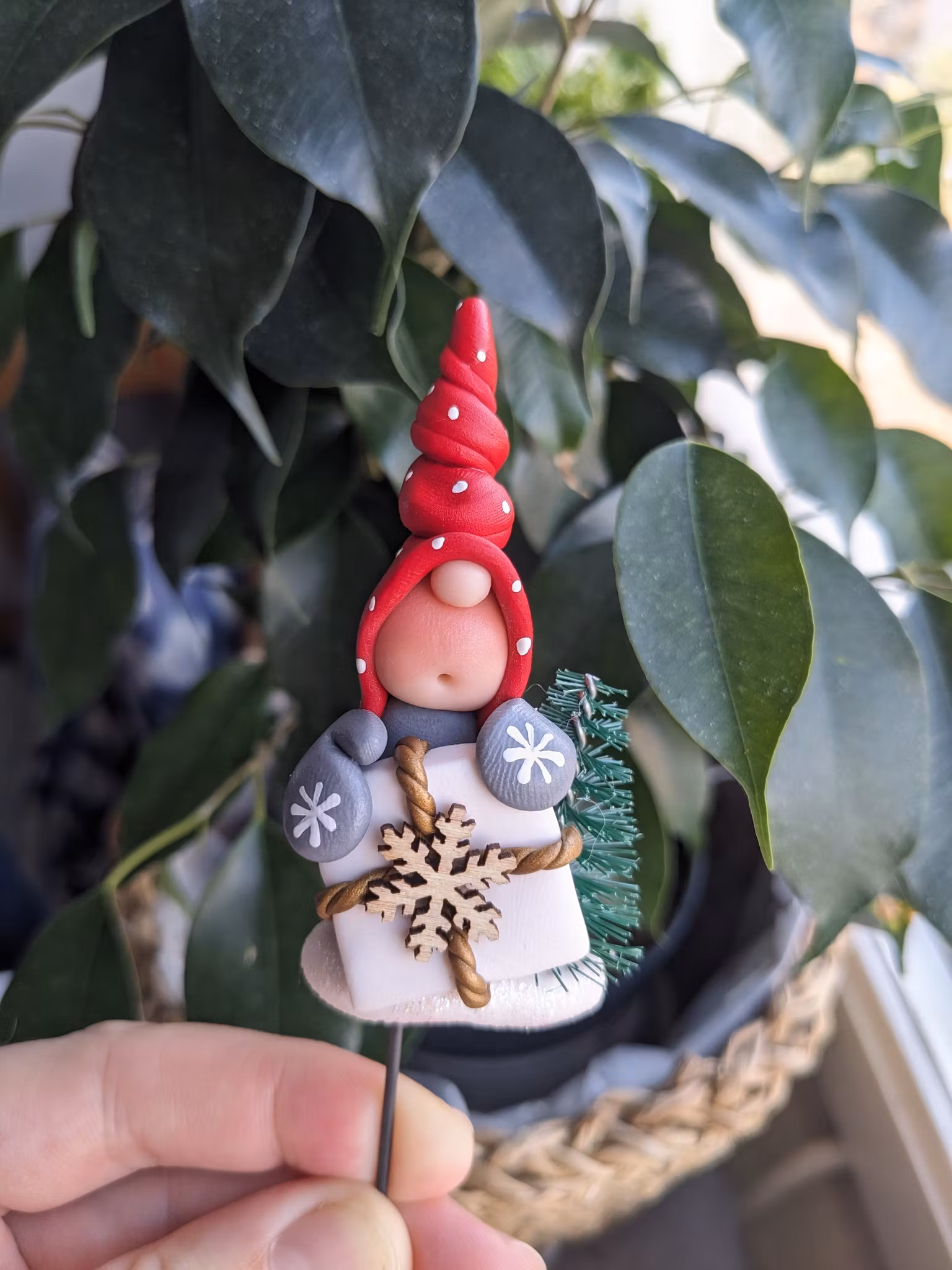 Blompinne- 'Nisse med gran och paket'