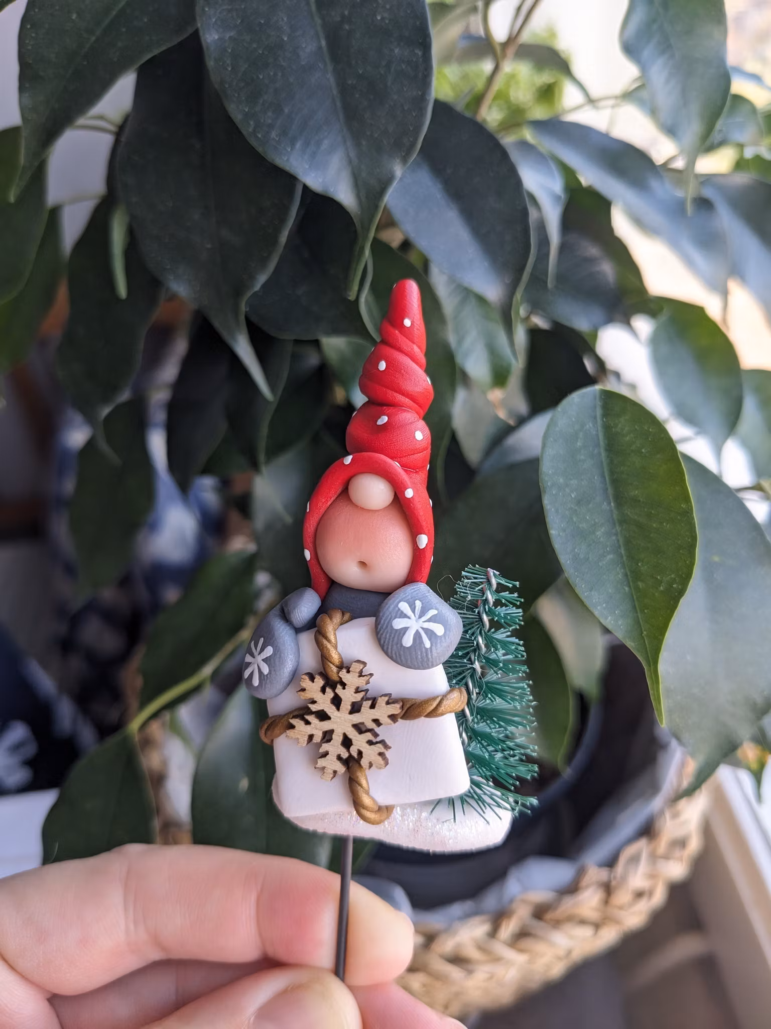Blompinne- 'Nisse med gran och paket'