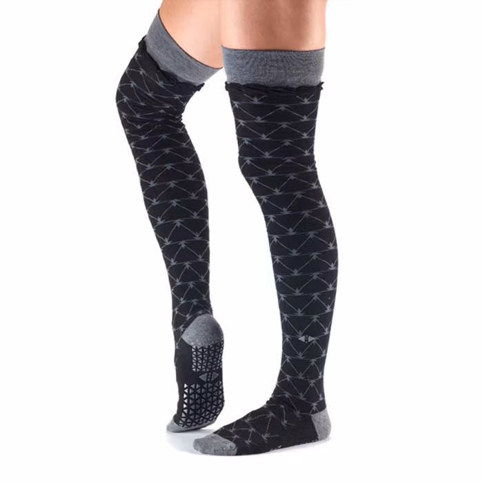 Yogastrumpor Tavi Noir Johnny Over-Knee Grip Socks - Broken Arrow Ebony