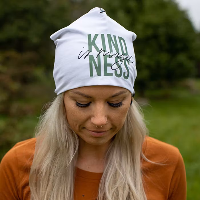 Mössa "Kindness is magic" vit - Soul Factory