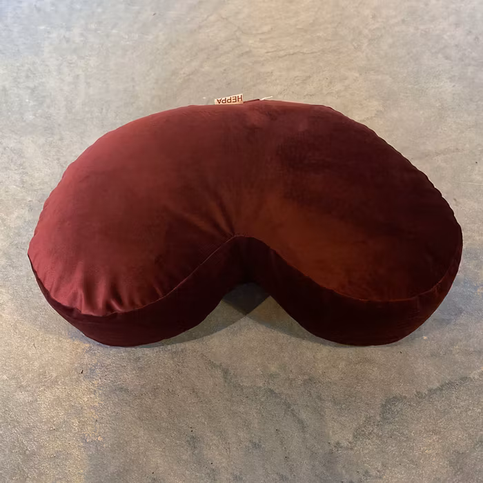 Meditationskudde Halvmåne sammet Vinröd - Heppa Design