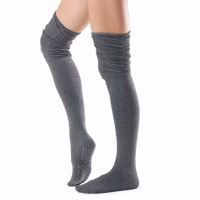 Yogastrumpor Charlie Over-Knee Grip Socks Charcoal - Tavi Noir Sox
