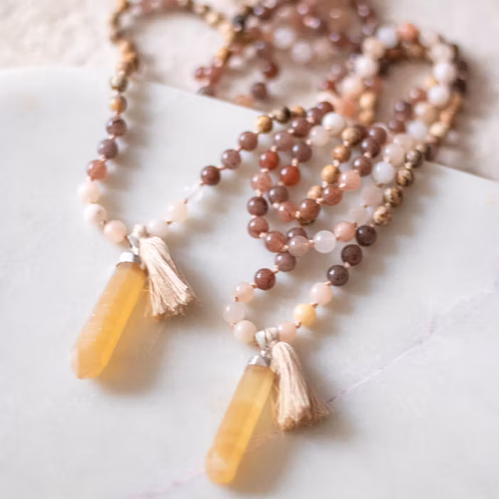 Mala halsband Spirit gul kalcit - Blush & Promise