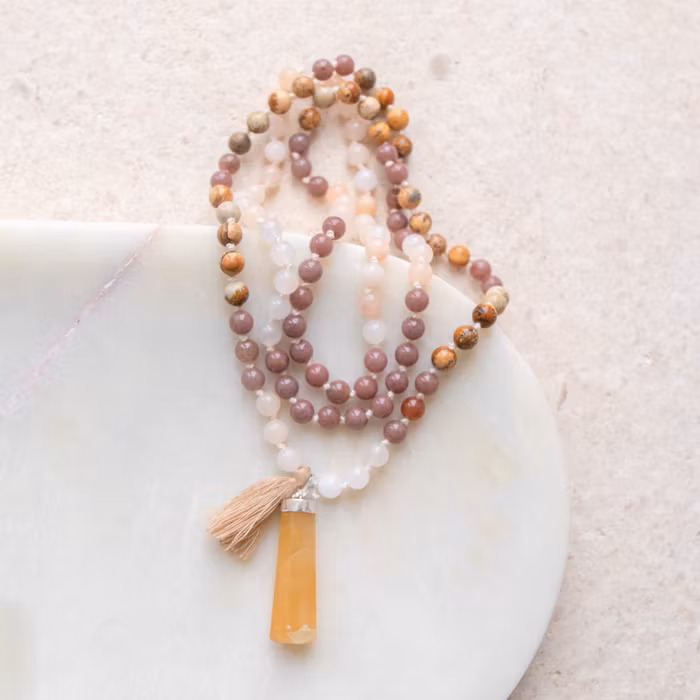 Mala halsband Spirit gul kalcit - Blush & Promise