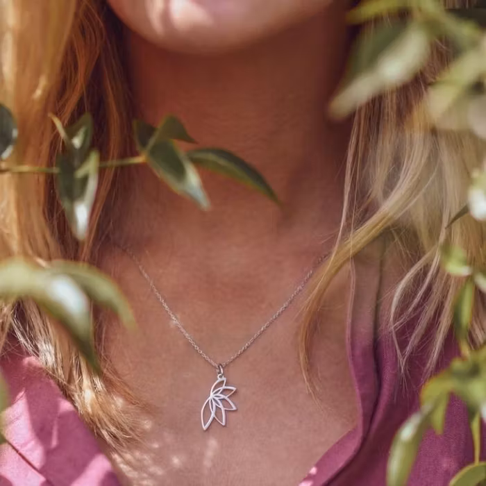 Halsband äkta silver Lotus M - Anna & Deia