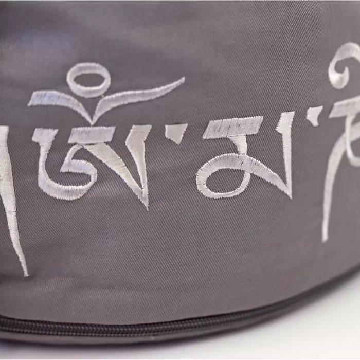 Meditationskudde Mantra & Silver Embroidery Grey - Love Generation