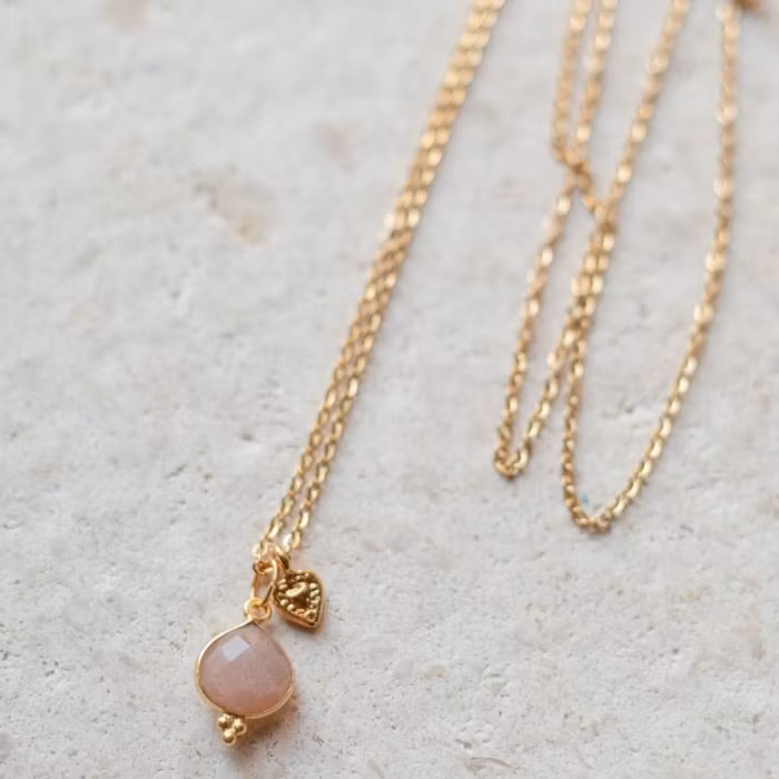 Förgyllt silverhalsband Peach moonstone heart - Blush & Promise