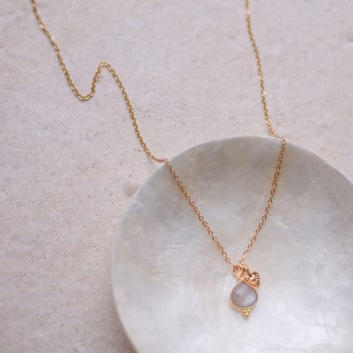 Förgyllt silverhalsband Grey moonstone heart - Blush & Promise