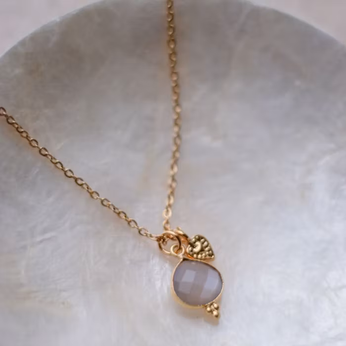 Förgyllt silverhalsband Grey moonstone heart - Blush & Promise