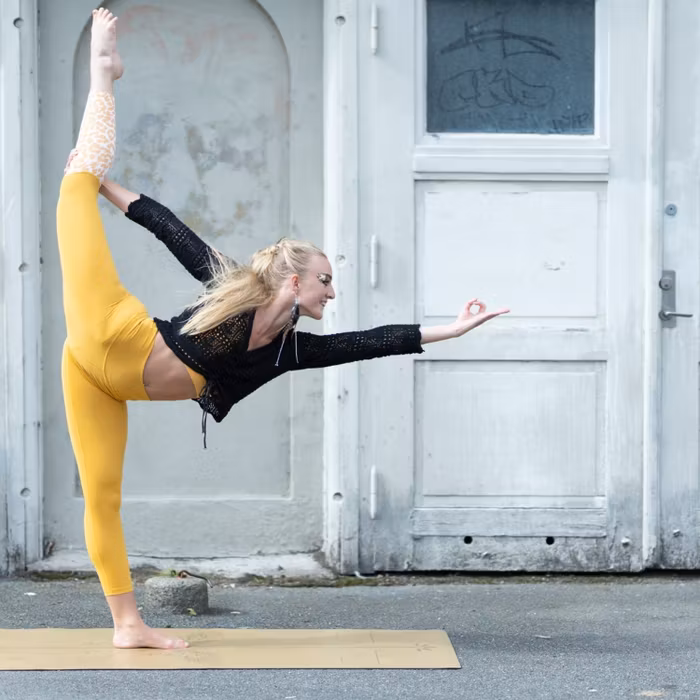 Yogamatta Butterfly Golden Mustard Brown 183x61 cm 4 mm + Yogaväska - Vackraliv Yoga