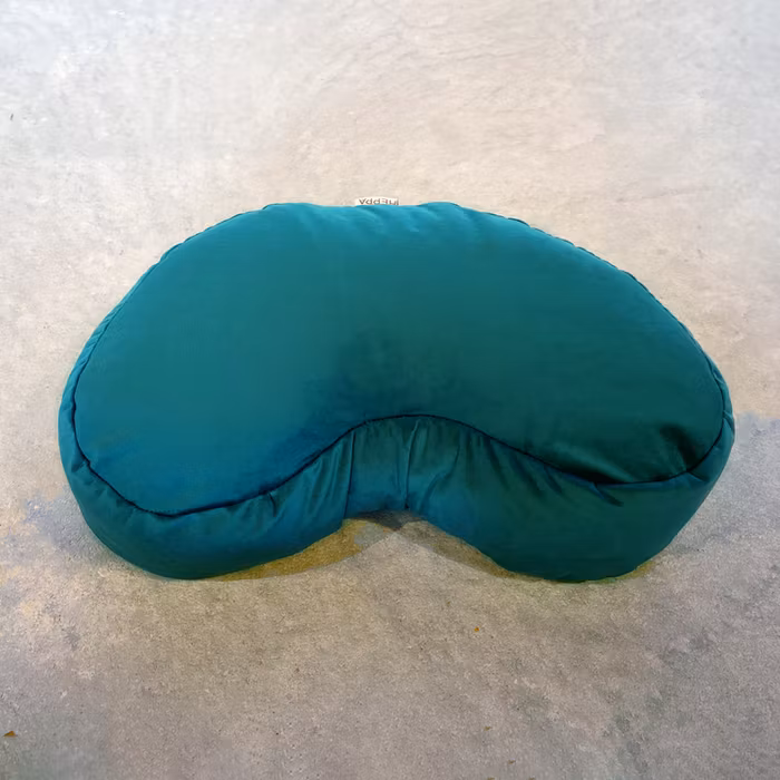 Meditationskudde Halvmåne sammet Petrol - Heppa Design