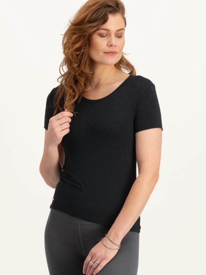 Yogatopp Luna tee black - Urban Goddess