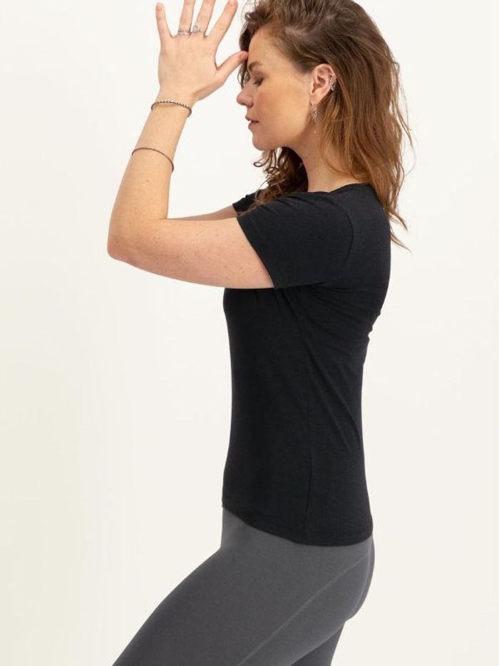 Yogatopp Luna tee black - Urban Goddess