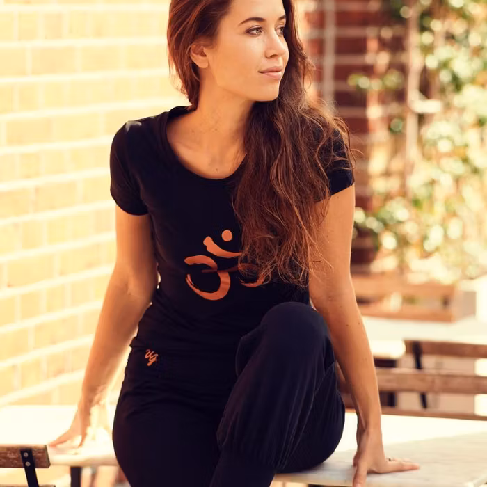 Yogatopp Om Core Tee Black - Urban Goddess