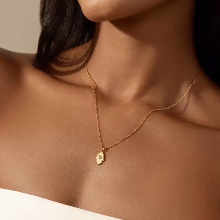 Halsband Cradled in Protection Hamsa Gold - Satya