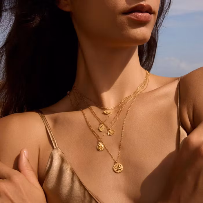 Halsband Cradled in Protection Hamsa Gold - Satya