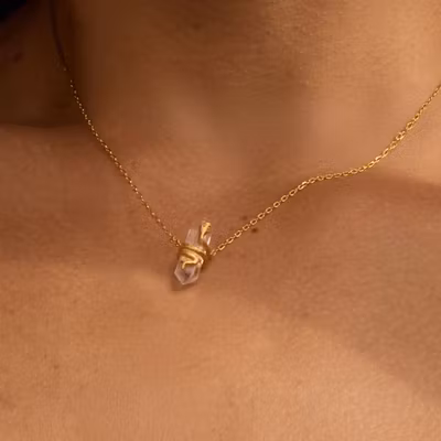 Halsband Eternal Spirit Clear Quartz Snake Necklace - Satya Halsband Eternal Spirit Clear Quartz Snake Necklace - Satya