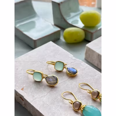 Örhänge Charis med ädelsten av Pariba Onyx och Labradorit - Azuni Örhänge Charis med ädelsten av Pariba Onyx och Labradorit - Azuni