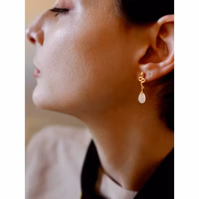 Örhänge Medusa med liten ädelstens-droppe av vit agat - Azuni Örhänge Medusa med liten ädelstens-droppe av vit agat - Azuni