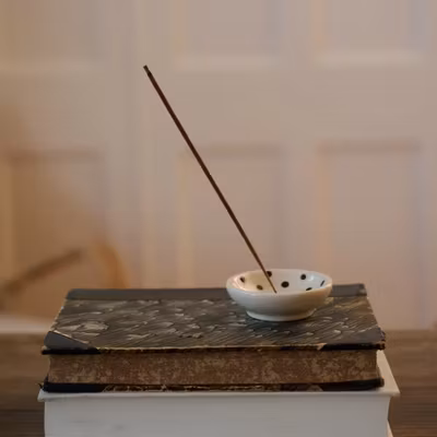 Rökelsehållare "Dotted" i keramik - Moshi Moshi Mind