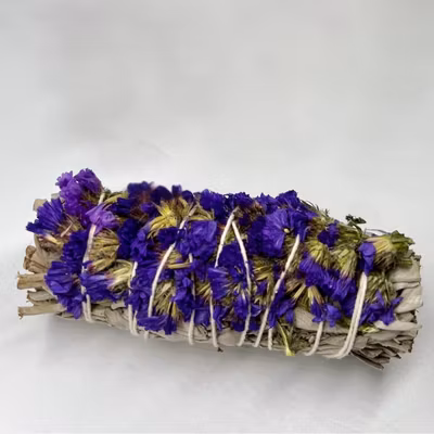 Salviabunt av vit salvia och lila sinuata- handbunden