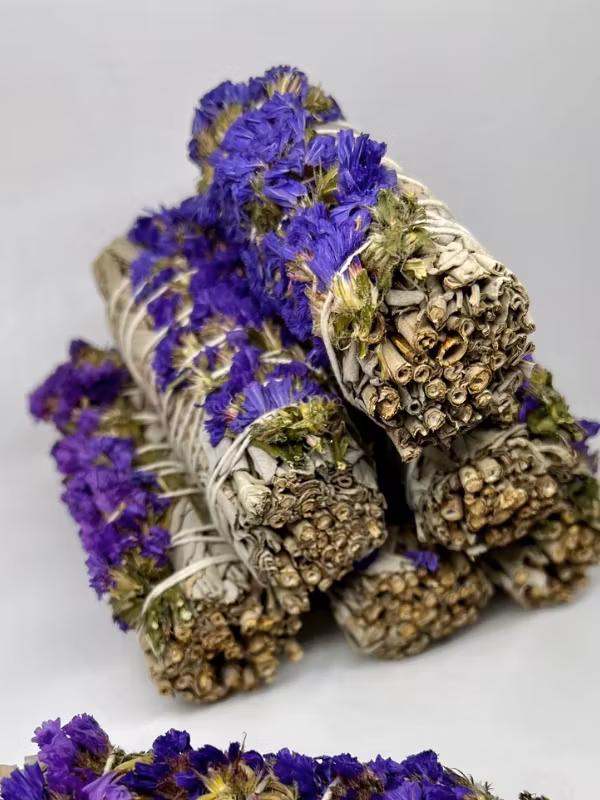 Salviabunt av vit salvia och lila sinuata- handbunden