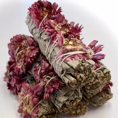 Salviabunt av vit salvia och lila solrosblomma - handbunden