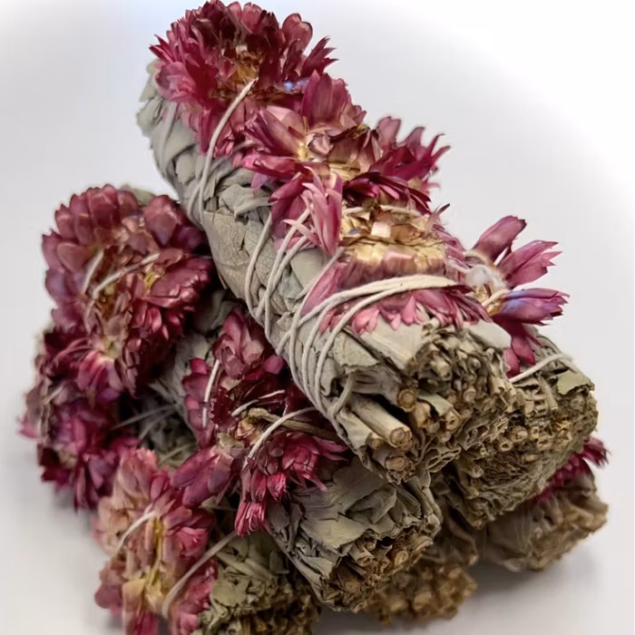 Salviabunt av vit salvia och lila solrosblomma - handbunden