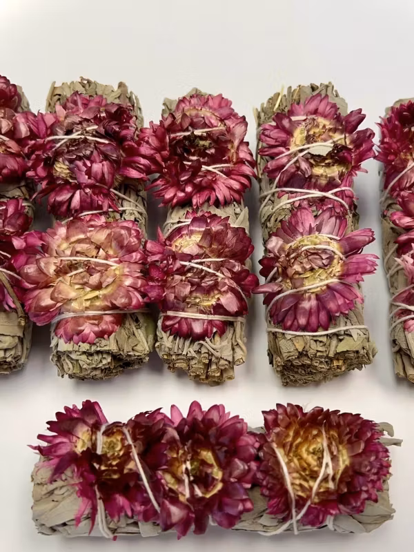 Salviabunt av vit salvia och lila solrosblomma - handbunden