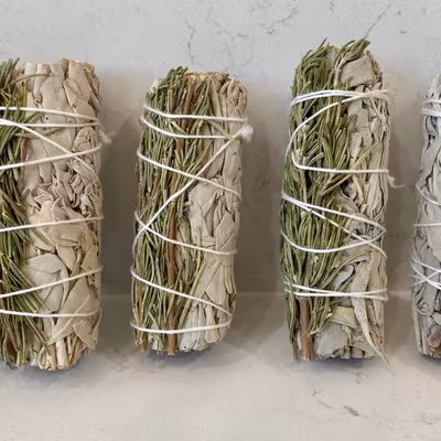 Salviabunt av vit salvia och rosmarin - handbunden