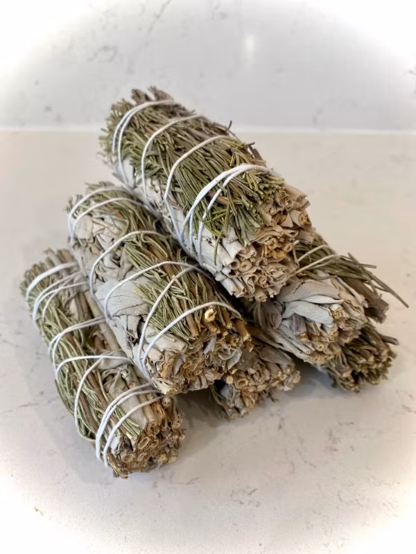 Salviabunt av vit salvia och rosmarin - handbunden