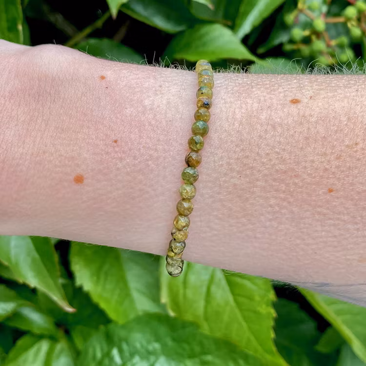 Peridot 4mm pärlor Armband