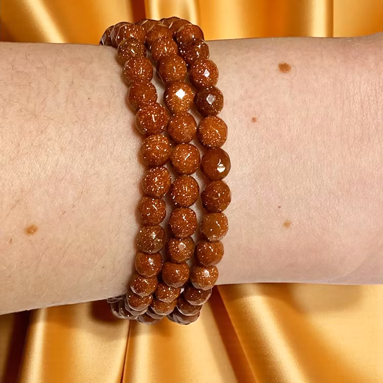 Sandsten "Goldstone" Röd 6mm pärlor (Fasetterad) Armband