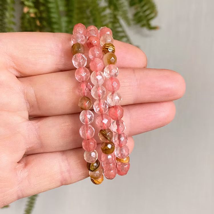 Körsbärskvarts (Fasetterad) 6mm pärlor Armband