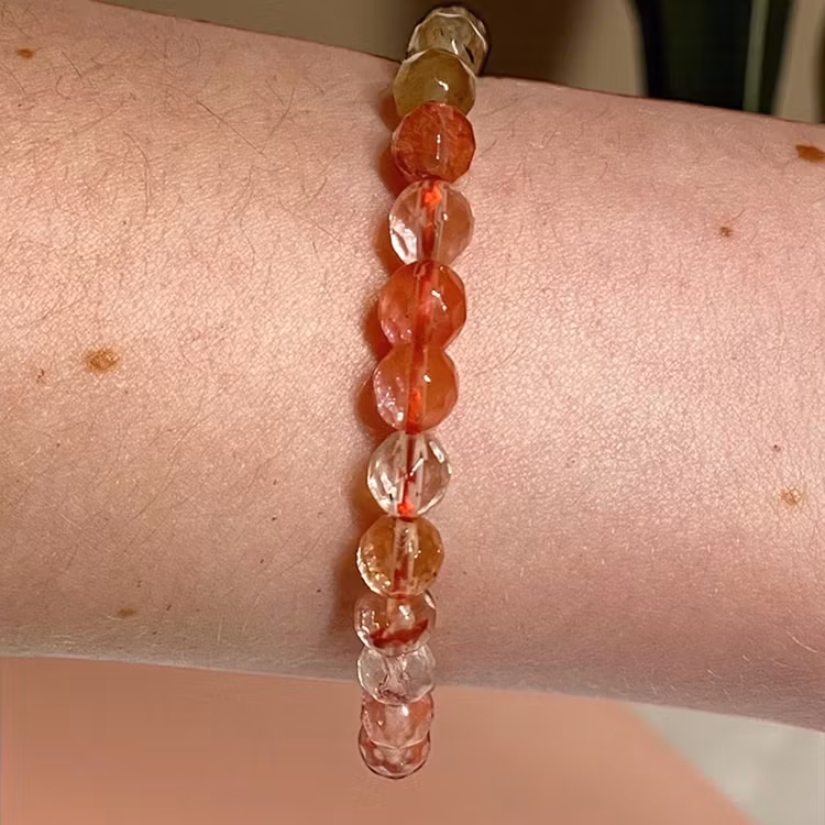 Körsbärskvarts (Fasetterad) 6mm pärlor Armband