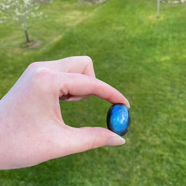 Labradorit Trumlad sten