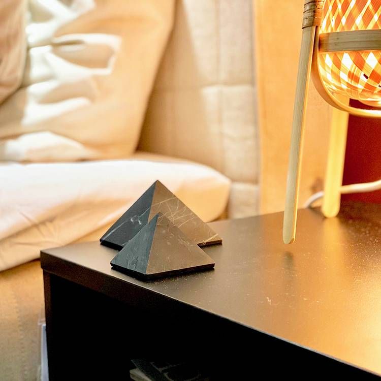 Shungit Pyramid L opolerad 7cm