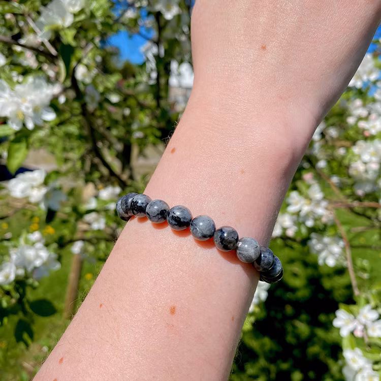 Larvikit 8mm pärlor Armband