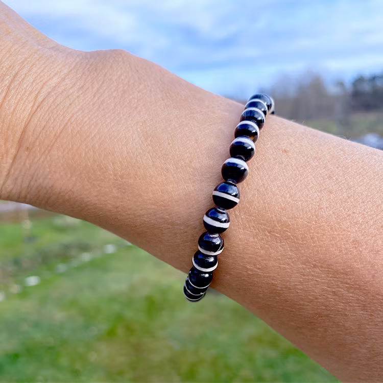Agat Svart med Dzi linjer 6mm pärlor Armband