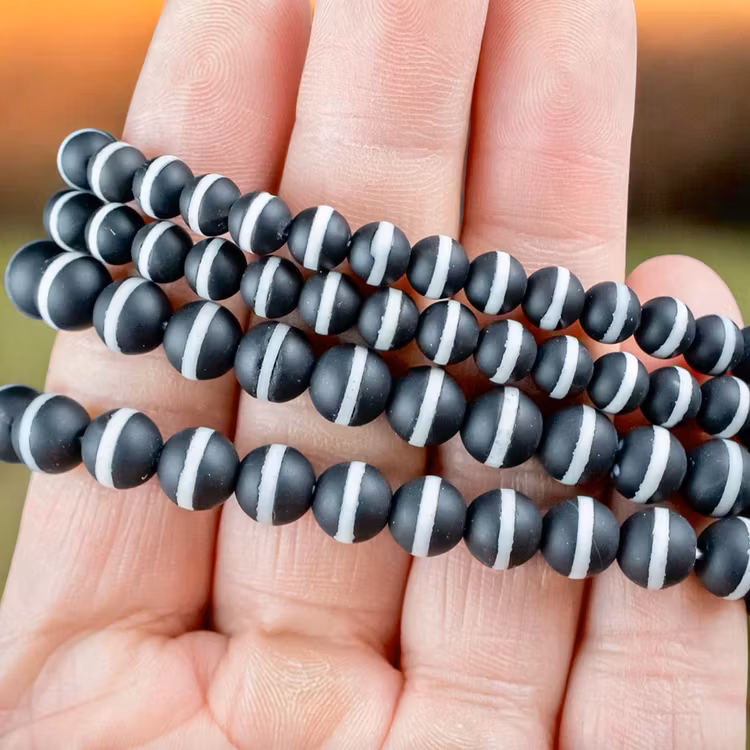 Agat Svart med Dzi linjer 6mm pärlor Armband