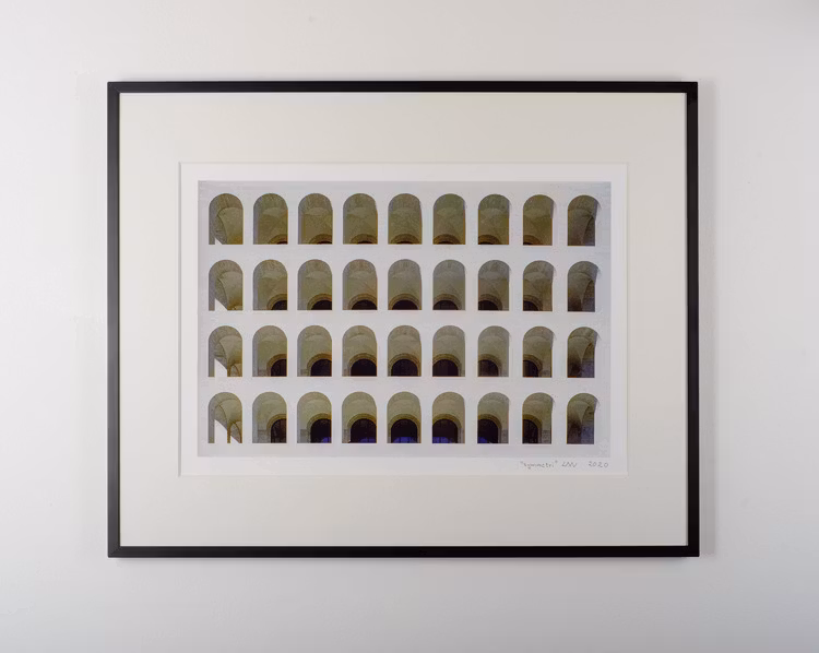 "symmetri” black frame